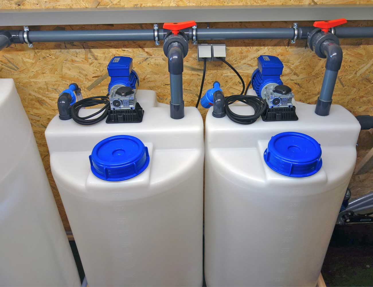 PE Dosierbehälter 300l mit Rührwerk und Sauglanze