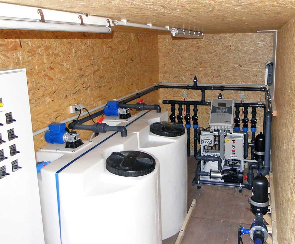 PE Dosierbehälter 300l mit Rührwerk und Sauglanze